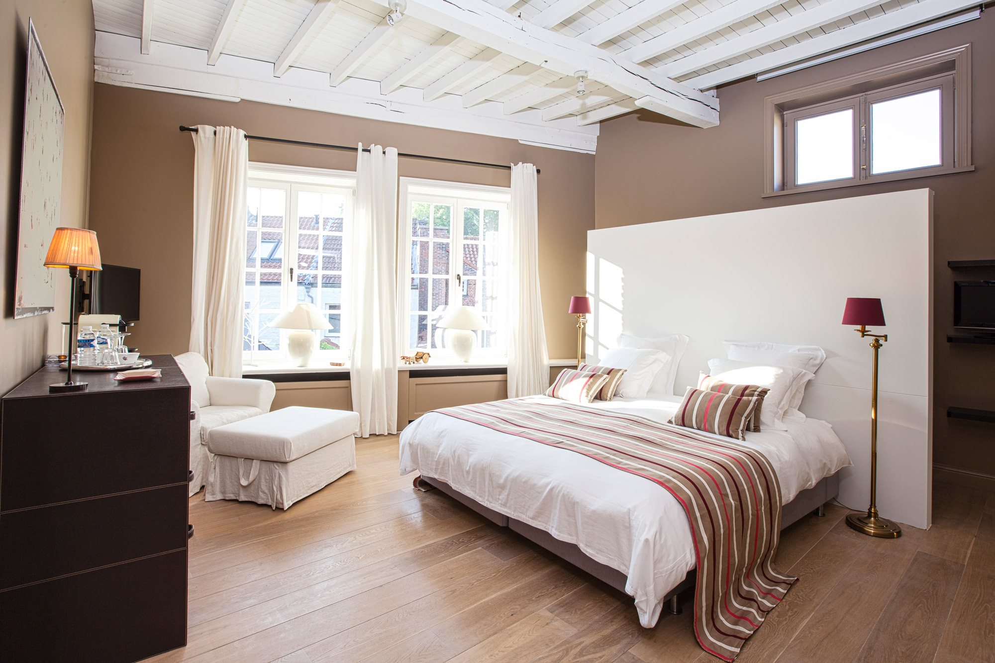 Maison Amodio is a stylishly decorated bed and breakfast in the centre of Bruges where you can have a perfect stay. This is the Biarritz-room.