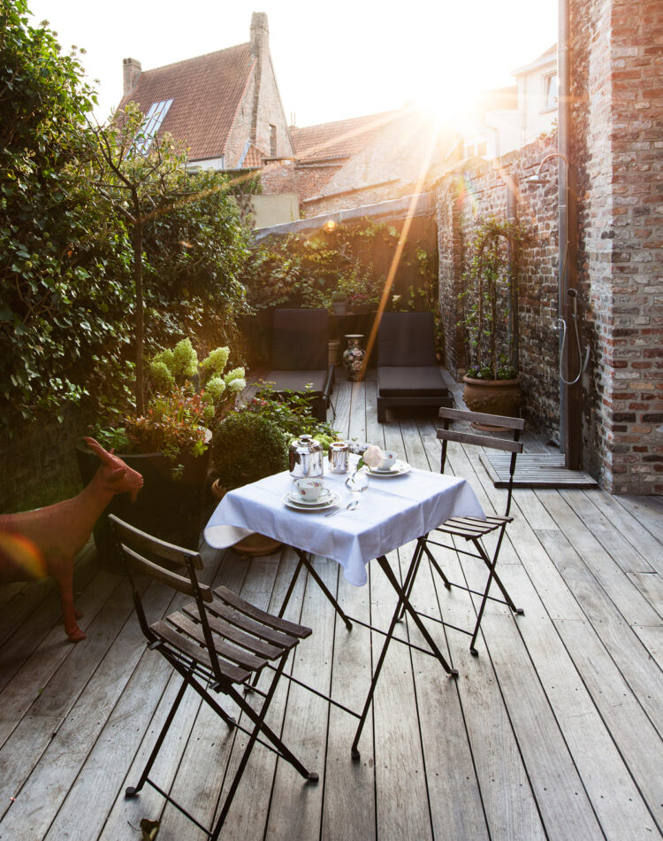 Breakfast at the cosy terrace of B&B Maison Amodio in Bruges.